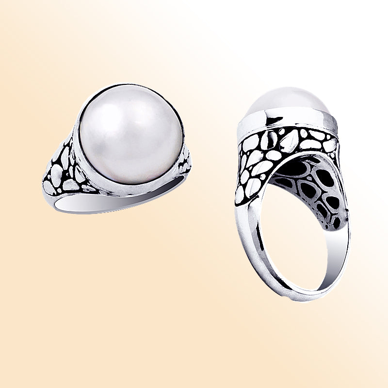 Sterling silver ring with luminous white Mabe Pearl and pebble-pattern design – elegant handcrafted statement jewelry for women.