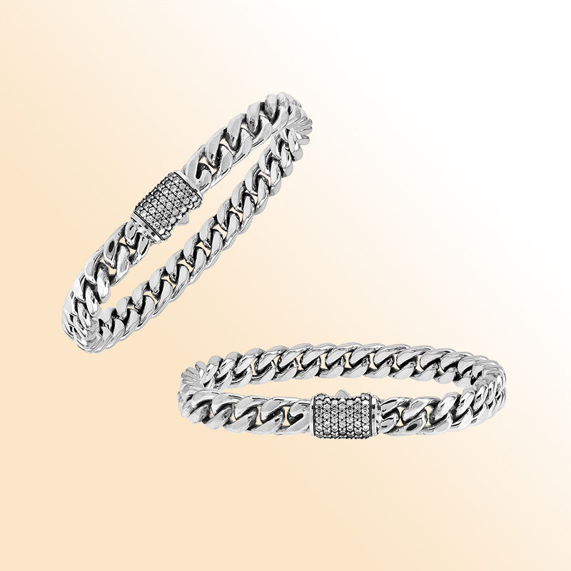 A luxurious 925 sterling silver bracelet with an interlinked chain design featuring a sparkling Cubic Zirconia centerpiece and a mirror-polished high-gloss surface for an elegant modern look.