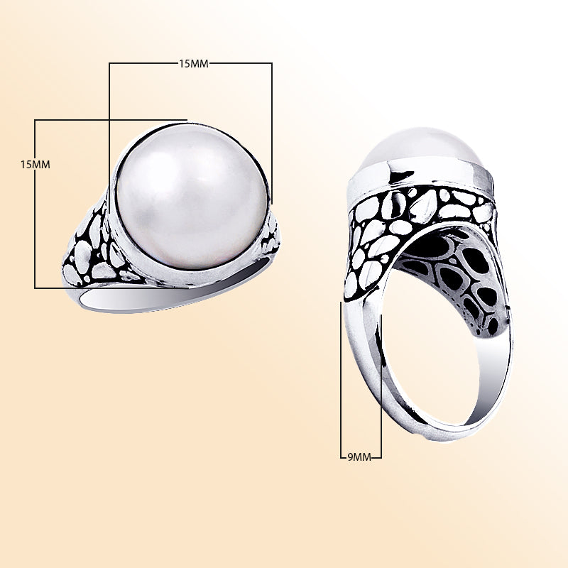 Sterling silver ring with luminous white Mabe Pearl and pebble-pattern design – elegant handcrafted statement jewelry for women.