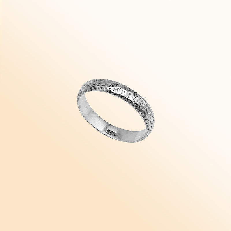 Sterling silver hammered texture band ring, handcrafted unisex 925 silver minimalist jewelry for men and women, perfect for everyday wear or stacking.
