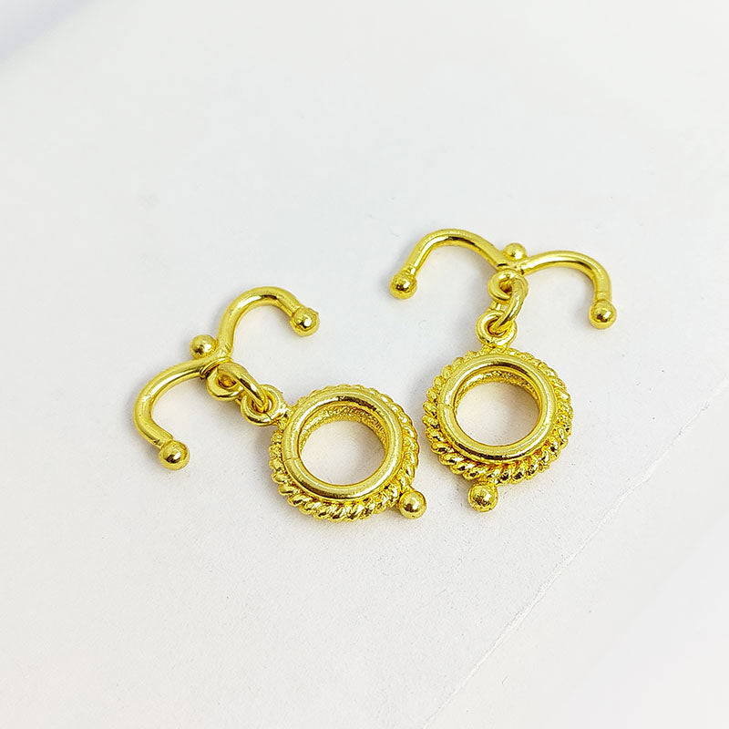 Handmade 18K gold overlay toggle clasp with polished rope-textured ring and curved bar, crafted in India for jewelry making