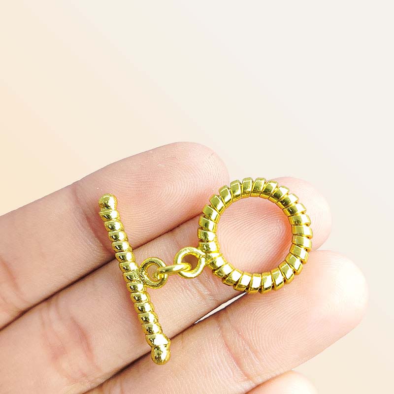 Handmade 18K gold plated grooved toggle clasp with polished finish, crafted in India for bracelets and necklaces