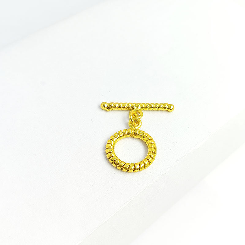 Handmade 18K gold plated grooved toggle clasp with polished finish, crafted in India for bracelets and necklaces