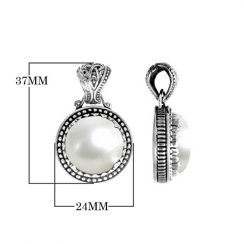 Handmade Pearl pendant in sterling silver with Balinese artistry, elegant jewelry design.