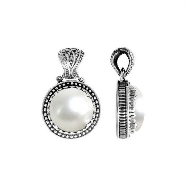 Handmade Pearl pendant in sterling silver with Balinese artistry, elegant jewelry design.